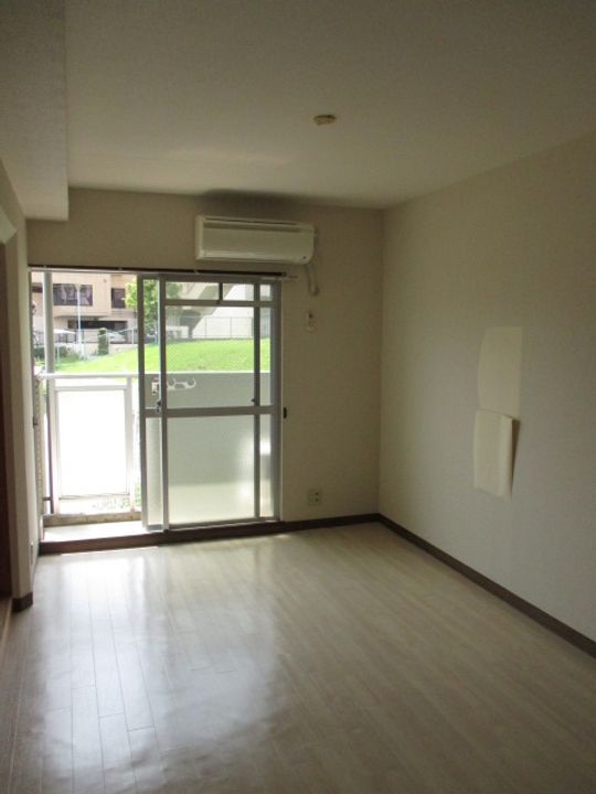 ラウムズ虹ヶ丘302の居間