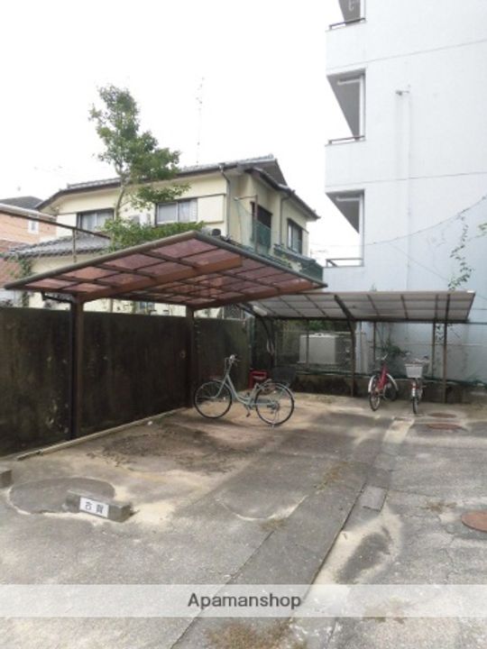 新宿ビルの外観