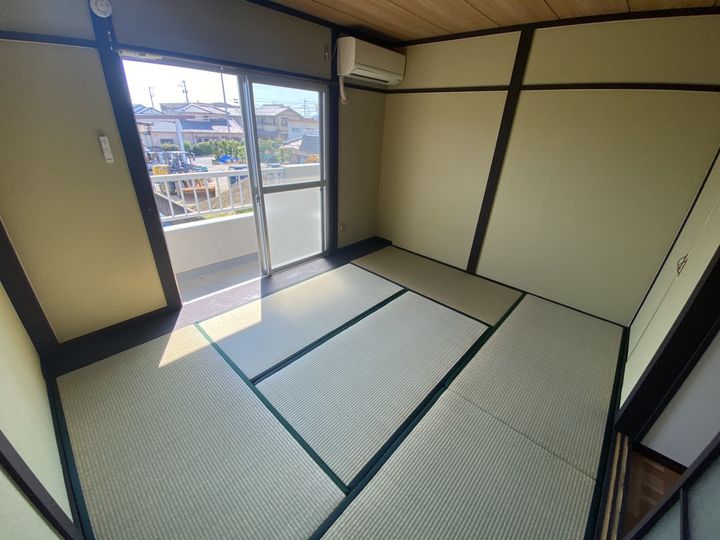 レイクグリーン三好 B棟の居間