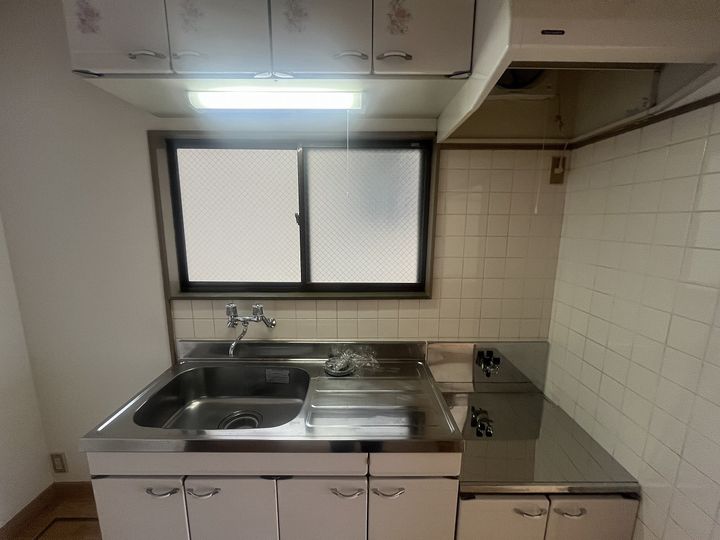 愛知県岡崎市朝日町4丁目の賃貸アパートのキッチン