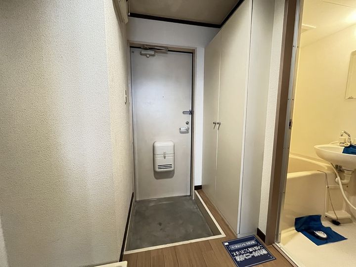 メゾンエスポア103の玄関