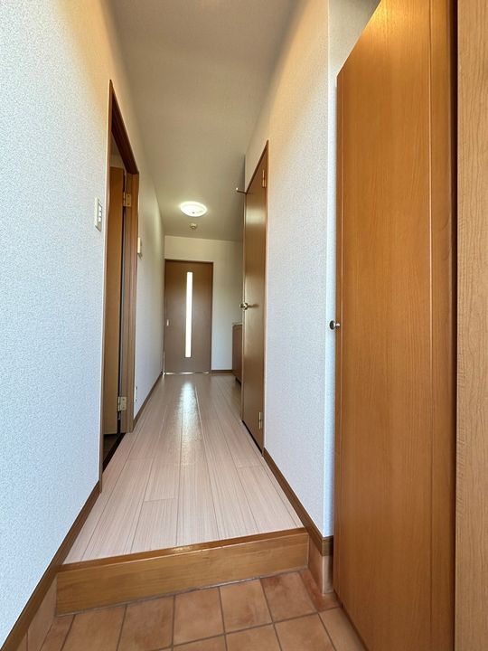 愛知県岡崎市国正町字西浦の賃貸アパートの玄関