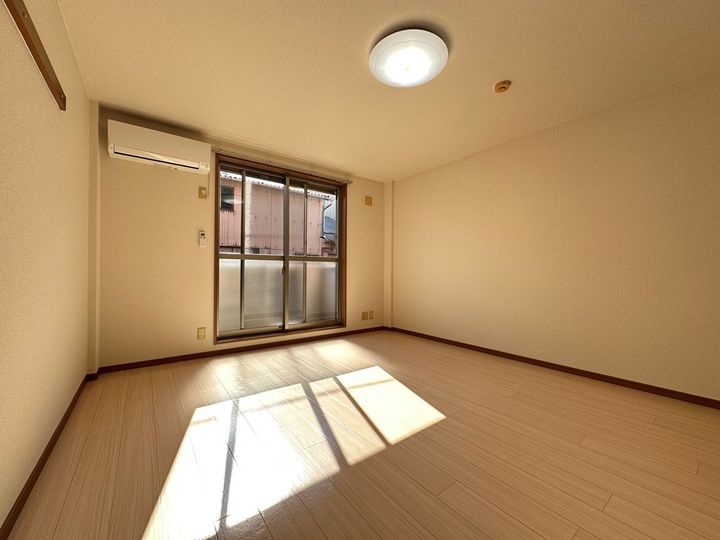 愛知県岡崎市国正町字西浦の賃貸アパートの内装