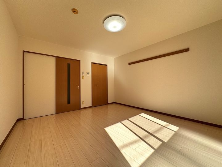 愛知県岡崎市国正町字西浦の賃貸アパートの居間