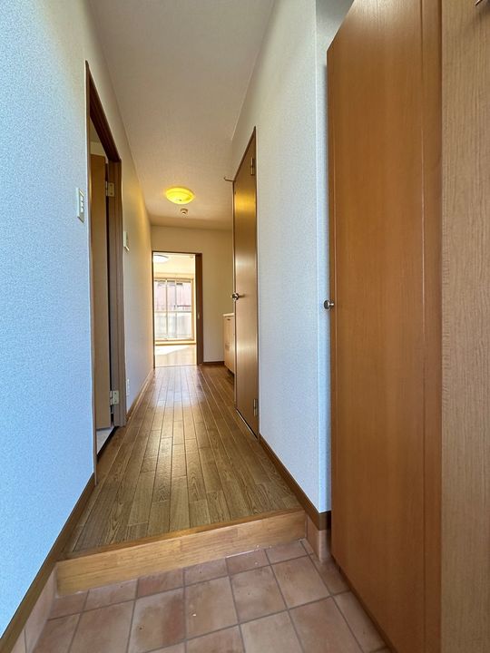 愛知県岡崎市国正町字西浦の賃貸アパートの玄関