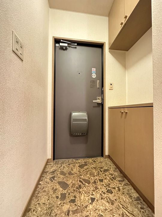 ウインディア井田102の玄関