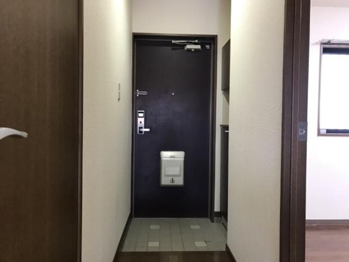 サンタプレイス岡崎302の玄関