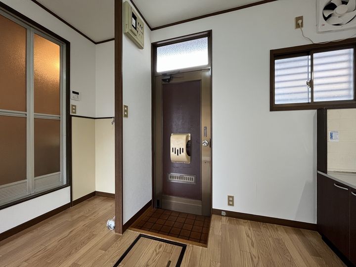 コスモハイツA102の玄関