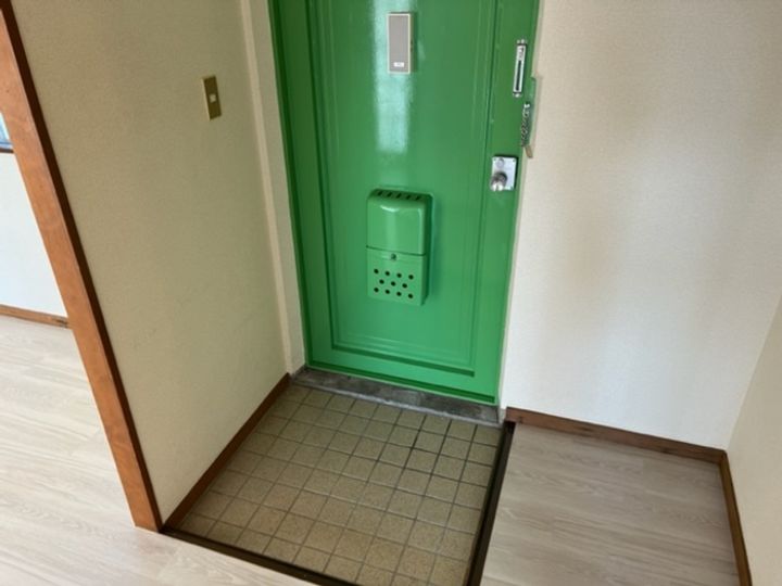 コーポすずき A棟302の玄関