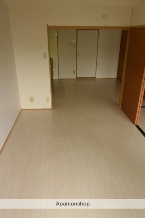 愛知県名古屋市北区駒止町1丁目の賃貸マンションの居間