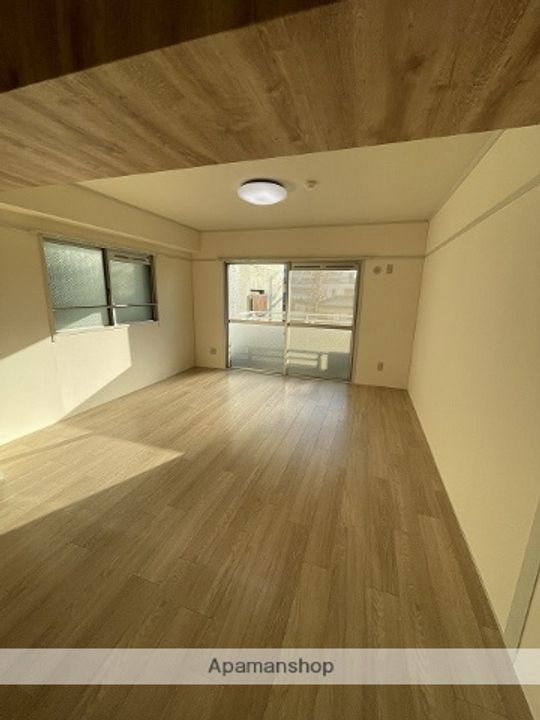 愛知県名古屋市北区平安1丁目の賃貸マンションの居間