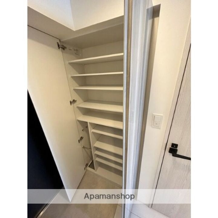 愛知県名古屋市北区志賀町4丁目の賃貸マンションの玄関