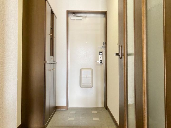 コンフォールNの玄関