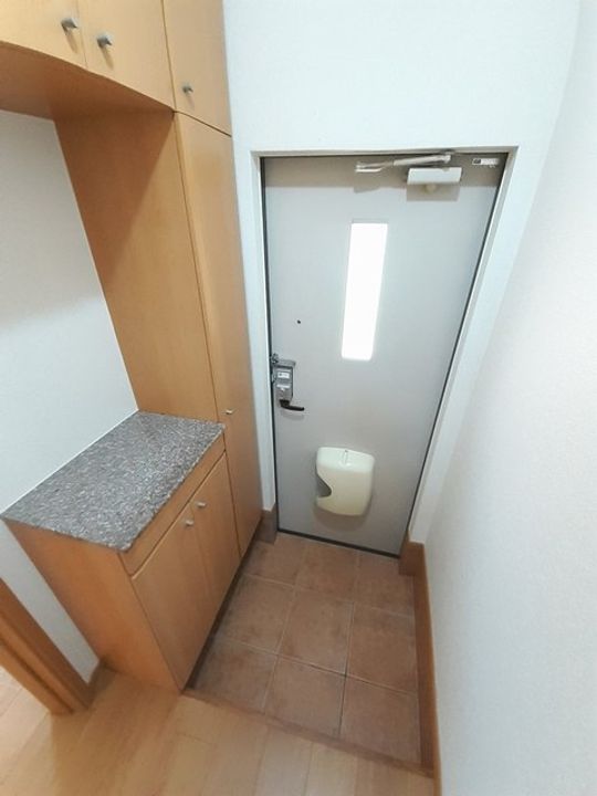 レジデンス比良出の玄関