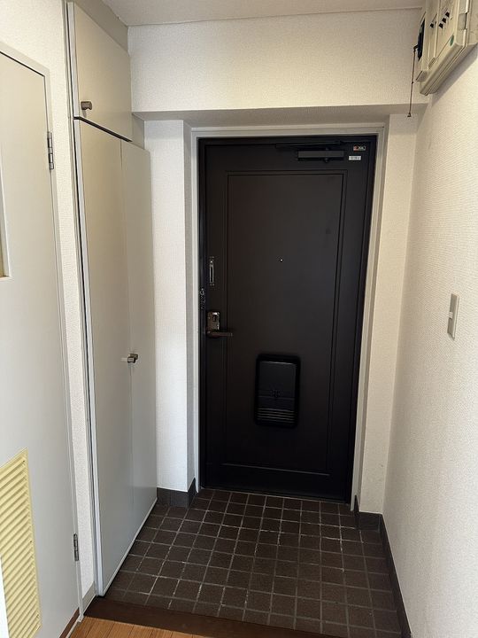 リヴァーサイド植田404の玄関