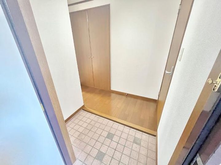 コロナハイツ202の玄関