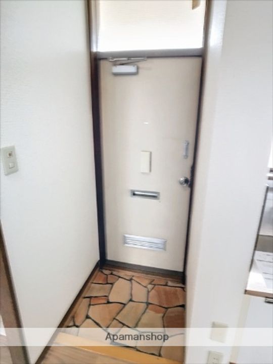 ハイツよこた202の玄関