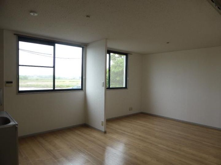 ドミール白沢 A101号室の居間