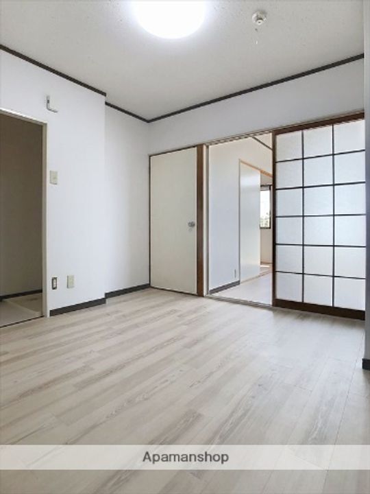 エルディム呉竹102の居間