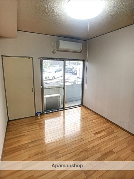 ロイヤル長草203の内装