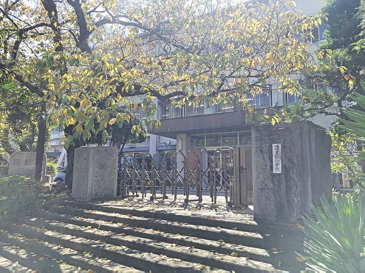 ファミール明定の周辺