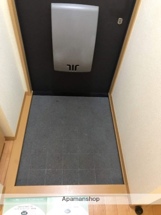 サルビア B棟101の玄関