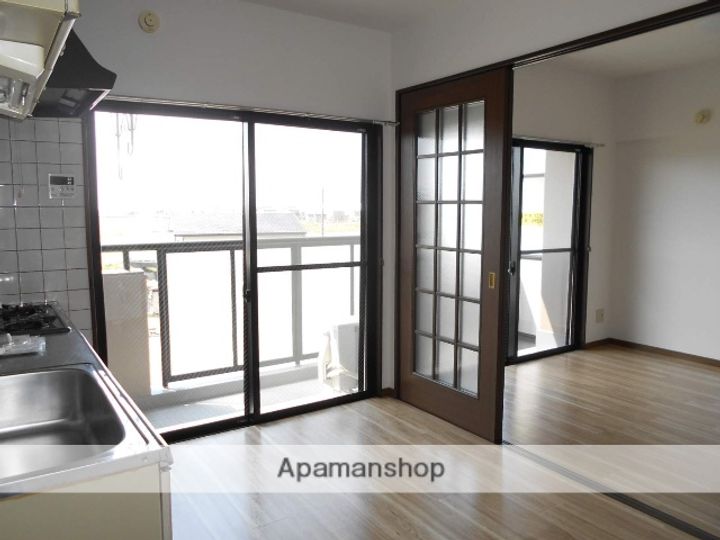 愛知県犬山市大字五郎丸字前畑の賃貸マンション302の居間