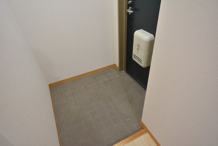 八幡マンション405の玄関