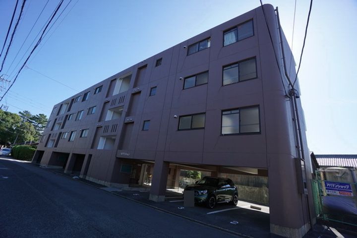 八幡マンション402の外観