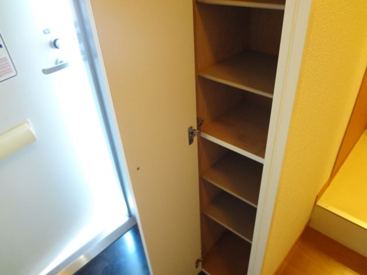 レオパレス新川103の玄関