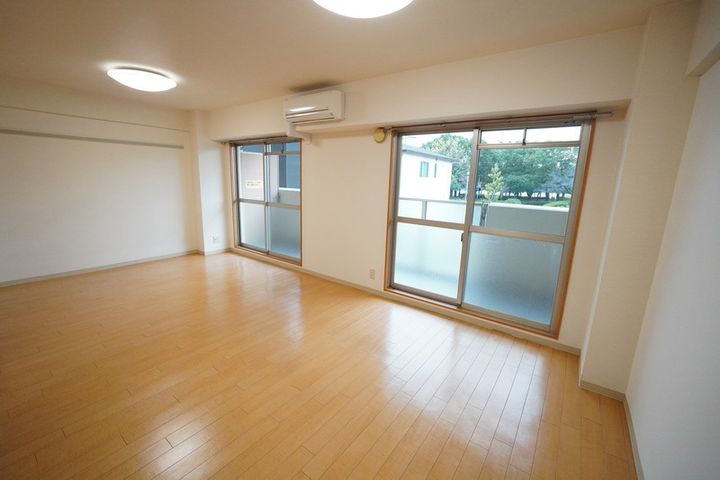クレアール古城203の居間