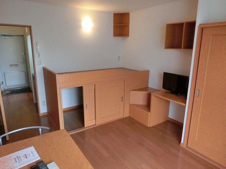 レオパレスへきなん金山211の居間