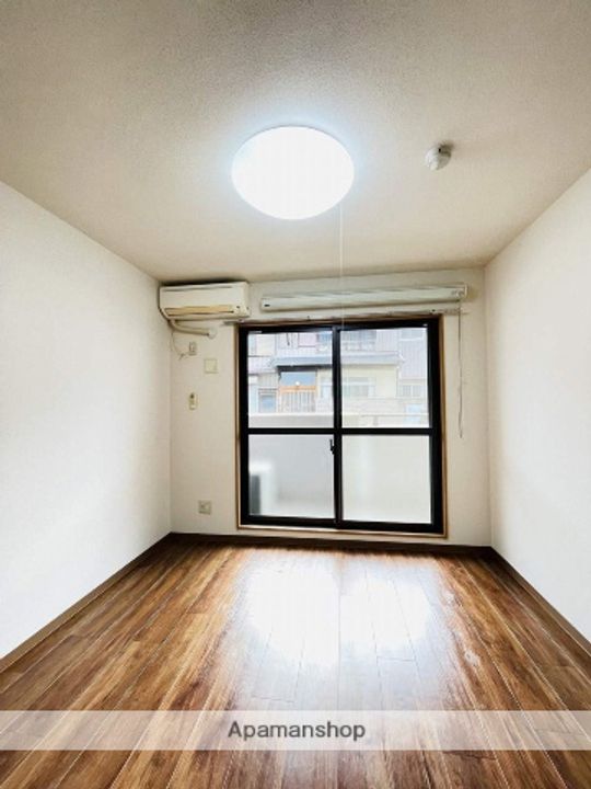 プリミエール八幡の居間