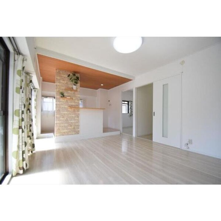 プライム八田106の居間