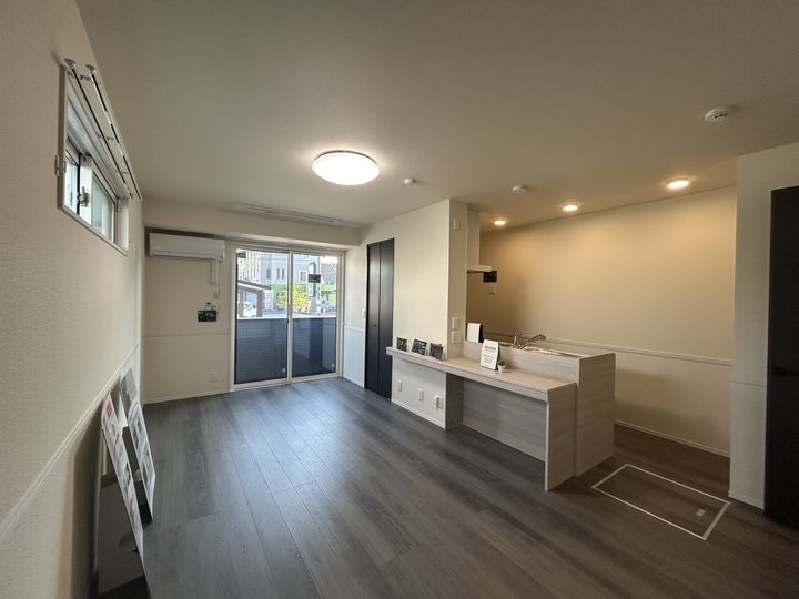 アン・ジュール中郷の居間