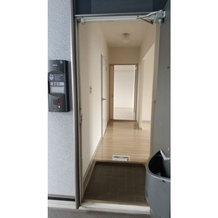 サンビレッジ原 B棟の玄関