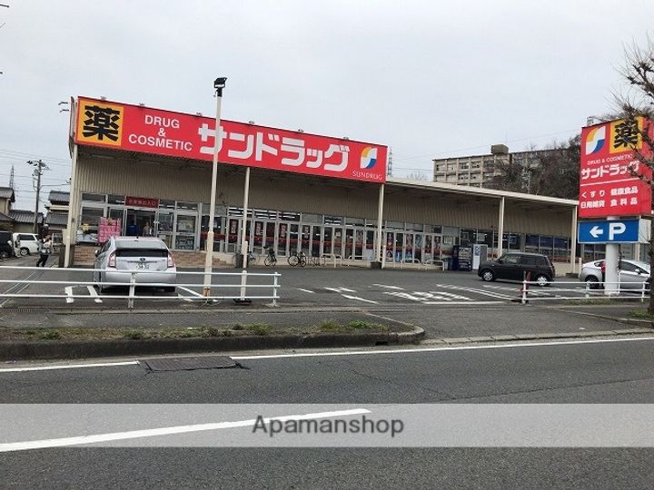 エル グランデの周辺