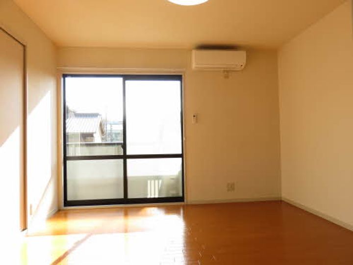 コンフォーレ B棟の居間