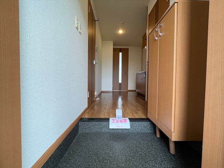 メゾン・ド・ローレライ B棟の玄関