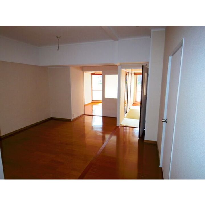 下田ビルの居間