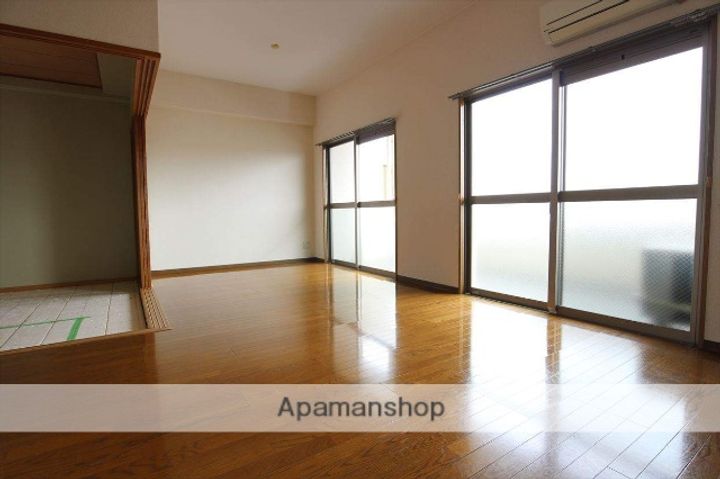 佳千ビルⅢの居間