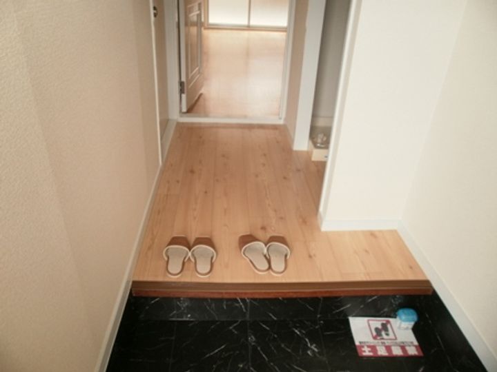 アーバンハイツNIWAの玄関