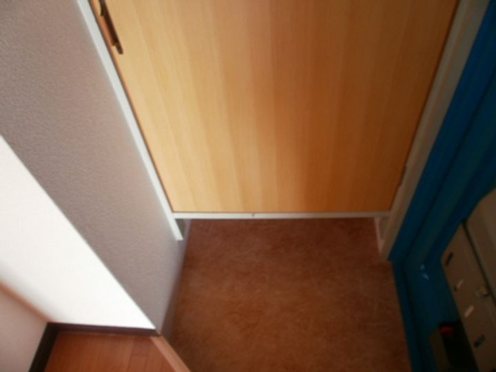 メゾンくわなM1の玄関