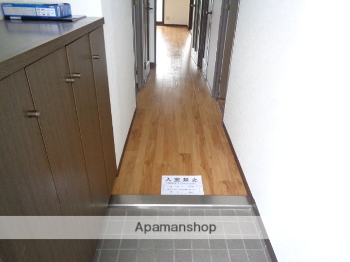 コスモマンションの玄関