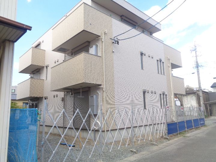 ルミエール真栄房203号室の外観