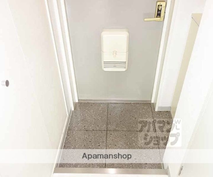 サンフェスタ東福寺(C棟)の玄関