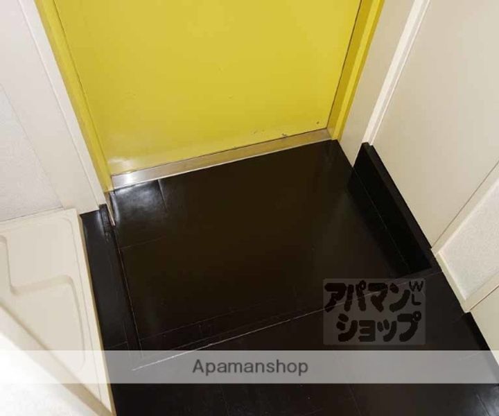 モノコモド御前A棟102の玄関