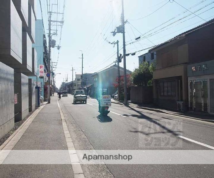 モノコモドウエストの周辺