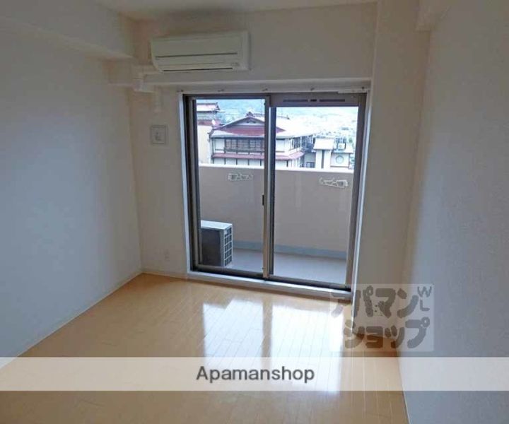 プレサンス京都鴨川彩華303の居間