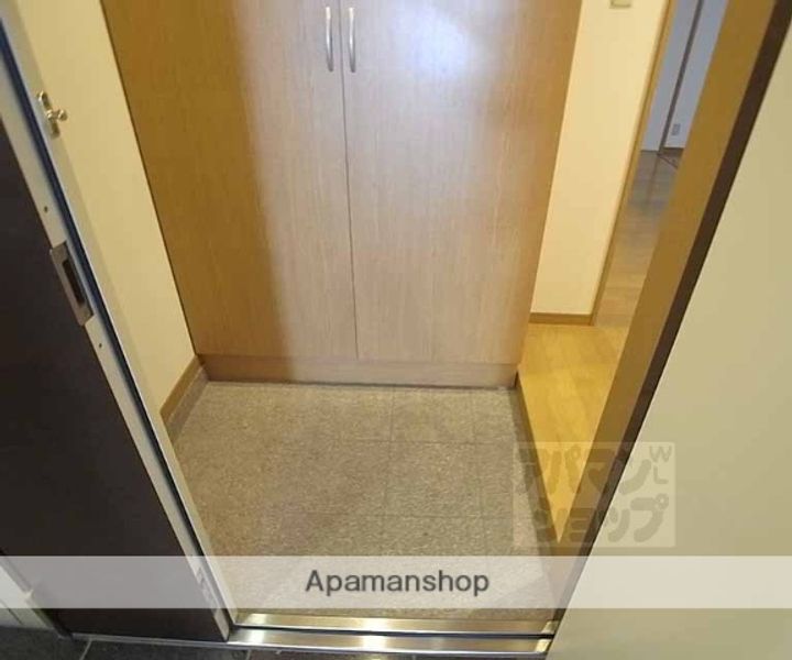 パルティール四条101の玄関